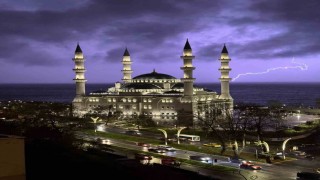 Zonguldakta şimşekler geceyi aydınlattı