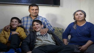 13 yaşındaki ikizler Kromozom 4q Delesyon Sendromu ile mücadele ediyor