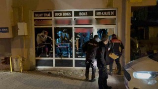 13 yaşındaki kız çocuğuna taciz iddiasıyla spor salonunun camlarını kırdılar