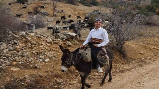 18 yaşındaki Yusuf söylediği manilerle ilgi odağı oldu