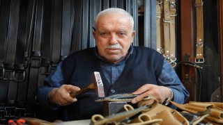 2 metrekarelik dükkanda 48 yıldır mesleğini icra ediyor