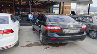 3 Aralık Dünya Engelliler Gününde engelli yerine park eden resmi araca ceza