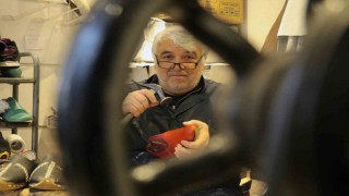 38 yıldır ilmek ilmek işleyerek mesleğini yaşatmaya çalışıyor