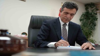 40 yıl önce mezun olduğu okula müdür olarak döndü: Bayburtlu eğitimci şimdi hatıra defteri tutuyor