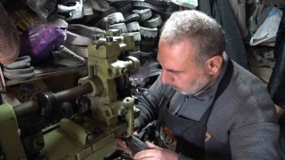 5 metrekarelik dükkanında 30 yıldır ayakkabı tamir ediyor