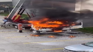 6. kata eşya çıkaran vinçli kamyon alev alev yandı