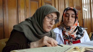 75 yaşındaki Fatma teyzenin Kuran-ı Kerim öğrenme azmi