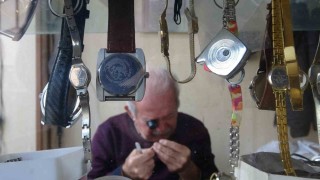 76 yaşındaki saat ustası, 61 yıldır zamana ayar veriyor