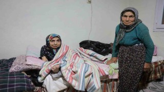 80 yaşındaki anne, 61 yaşındaki bedensel engelli kızına ömrünü adadı