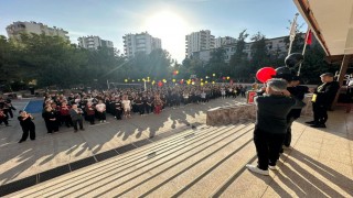 Adanada aynı anda kanseri yenip okula dönen iki öğrenci, balonlarla karşılandı