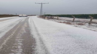 Adanada dolu yağdı, yollar ve tarlalar beyaza büründü