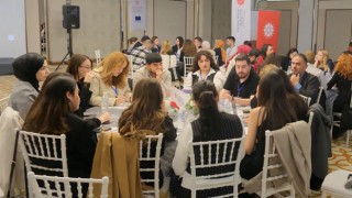 Adana’da Genç İletişimcilere Dijital Güvenlik Konferansı Verildi