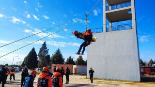 Adanada nefes kesen deprem tatbikatı: Askıda kalan araçtakileri kurtardılar