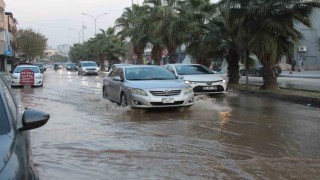 Adanada patlayan içme suyu borusu sokakları göle çevirdi