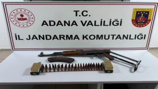 Adanada uzun namlulu silahla yakalanan 2 şüpheli tutuklandı