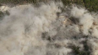 Adanada yol yapım mücadelesi, patlama anı film sahnesini aratmadı