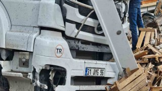 Adilcevazda tavuk eti yüklü tır kaza yaptı: Sürücü yaralandı, tavuklar çevreye dağıldı