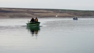Adıyamanda baraj gölünde tekne alabora oldu: 5 kişiden 1i kayıp