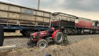 Adıyamanda raylardan geçmeye çalışan traktöre tren çarptı: 1 yaralı