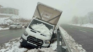 Ağaçlar devrildi yol kapandı, araçlar kayıp kaza yaptı