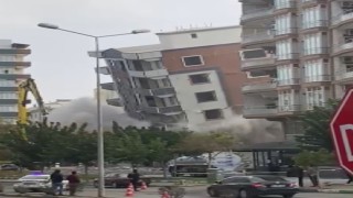 Ağır hasarlı bina yıkım sırasında korna sesiyle yerle bir oldu, facianın eşiğinden dönüldü