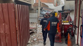 Ağır hasarlı binayı yıkarken molozların altında kaldı