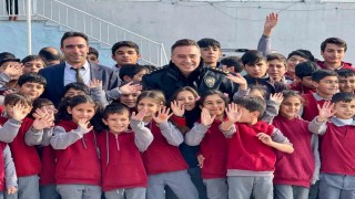 Ağrıda emniyet personelinden minik yüreklere kışlık bot