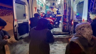 Ağrıda kar nedeniyle yolu kapanan köyde mahsur kalan 71 yaşındaki hasta için ekipler seferber oldu