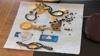 Ağrıda yolda bulunan altınlar sahibine ulaştırıldı