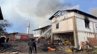 Ahırdaki 6 büyük ve 40 küçükbaş hayvan yangında son anda kurtarıldı