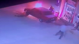 Akaryakıt istasyonunda araç yangını korkuttu