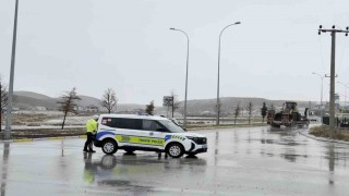 Aksarayda Ortaköy yolu yoğun kar yağışı nedeniyle ulaşıma kapatıldı
