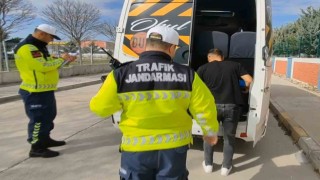 Aksarayda trafik jandarması okul servislerini aralıksız denetliyor