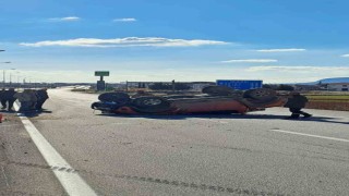 Aksı kırılan pikap takla attı