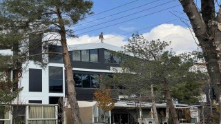 Alacağı için çatıya çıktı, yarı çıplak 3 saat ikna edilmeye çalışıldı