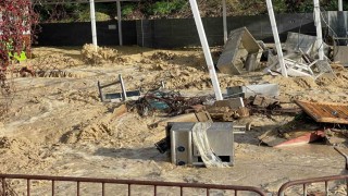 Alanyada taşan dere 5 yıldızlı otelin sahildeki kafesini yıktı