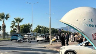 Alanyada üç tekerlekli motosiklet ile otomobil çarpıştı: 2 ölü, 1 ağır yaralı