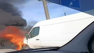 Alev alan servis minibüsü küle döndü