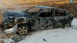 Alev alev yanan otomobil hurdaya döndü