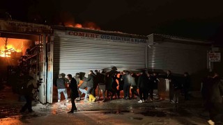 Alevlere teslim olan iş yerlerindeki araçları kurtarmak için zamanla yarıştılar