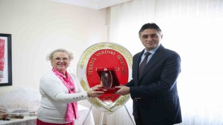 Aliağa Belediye Başkanı Serkan Acara desteklerinden dolayı plaket