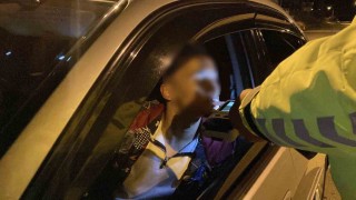 Alkollü çevirmeye girdi, ehliyeti gitmesin diye uzun süre dil döktü