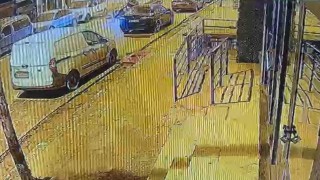 Alkollü sürücü, park halindeki araca çarparak takla attı; o anlar kamerada