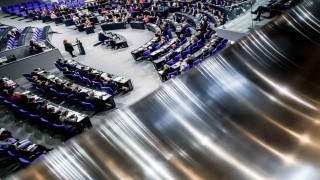 Almanyada Merze güvenoyu niteliğindeki emeklilik reformu Federal Meclisten kıl payı geçti