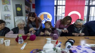 Alzheimer hastaları sanat terapisiyle hayata tutunuyor