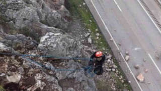 Amasyada riskli kaya parçaları sökülerek yola düşürüldü, hummalı çalışma dronla görüntülendi