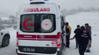 Ambulansla karda mahsur kalan hastayı belediye ekipleri kurtardı