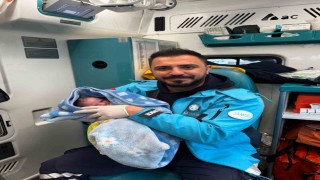 Ambulansta doğum yapan anne bebeğine sağlık personelinin adını verdi