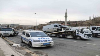 Ankarada hafif ticari araç ile otomobil çarpıştı: 1 ölü, 3 yaralı
