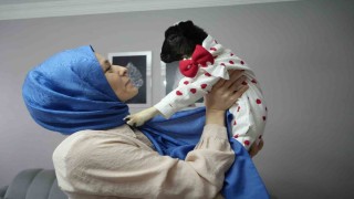 Annesi ölen kuzuya evinde bebek gibi bakıyor